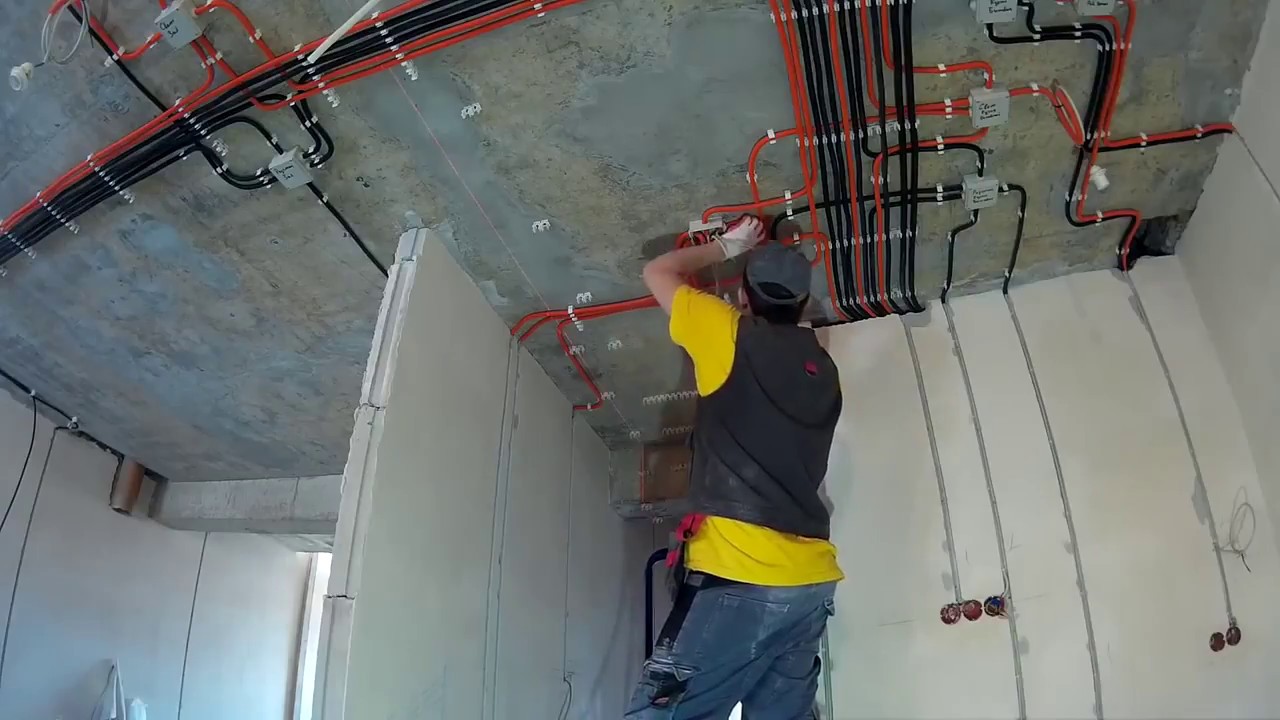 Специалист прокладывает электрику в новостройке под ключ